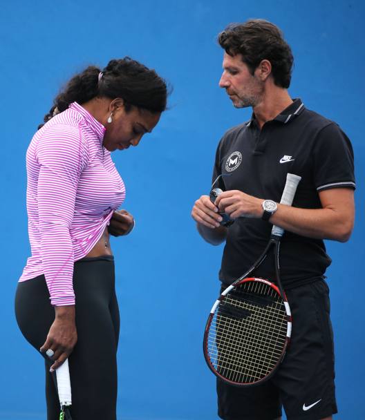Serena Williams parla con il suo allenatore durante una sessione di allenamento. (Getty Images)